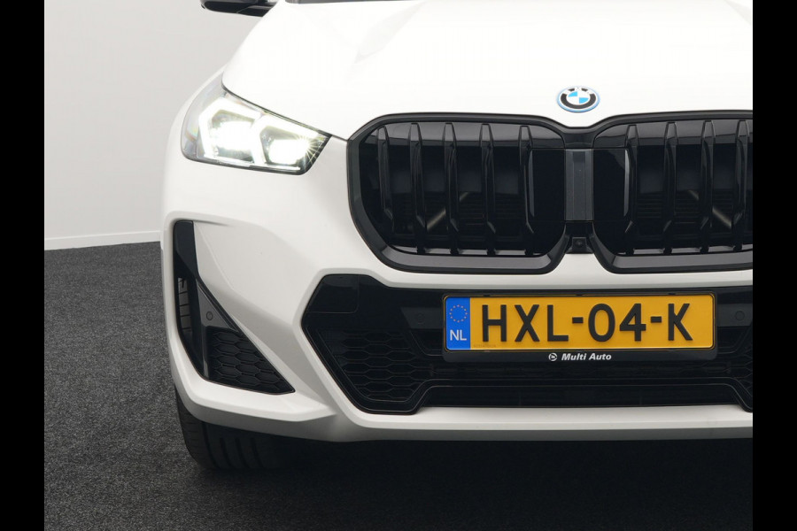 BMW X1 xDrive30e M-sport Plug in Hybrid 327pk PHEV | Adaptive Cruise | Head-up Display | 360 Camera | Carplay | Stoelen Verwarmd | Sfeerverlichting |