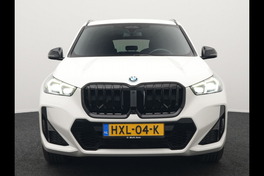 BMW X1 xDrive30e M-sport Plug in Hybrid 327pk PHEV | Adaptive Cruise | Head-up Display | 360 Camera | Carplay | Stoelen Verwarmd | Sfeerverlichting |