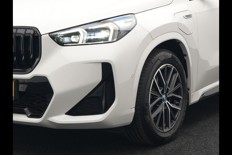 BMW X1 xDrive30e M-sport Plug in Hybrid 327pk PHEV | Adaptive Cruise | Head-up Display | 360 Camera | Carplay | Stoelen Verwarmd | Sfeerverlichting |