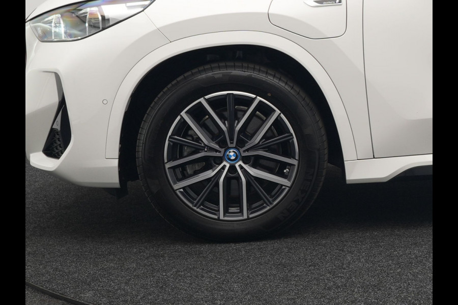 BMW X1 xDrive30e M-sport Plug in Hybrid 327pk PHEV | Adaptive Cruise | Head-up Display | 360 Camera | Carplay | Stoelen Verwarmd | Sfeerverlichting |