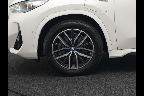 BMW X1 xDrive30e M-sport Plug in Hybrid 327pk PHEV | Adaptive Cruise | Head-up Display | 360 Camera | Carplay | Stoelen Verwarmd | Sfeerverlichting |