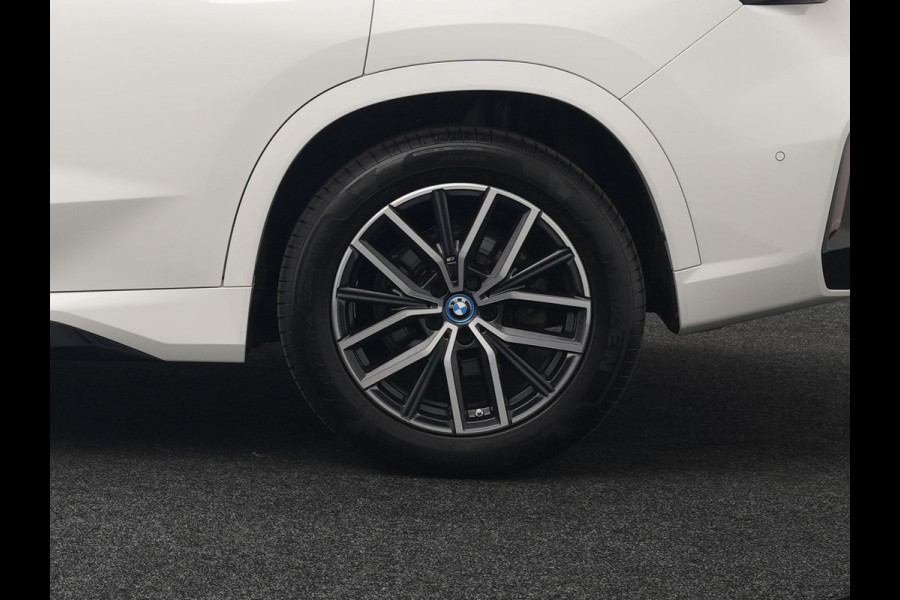 BMW X1 xDrive30e M-sport Plug in Hybrid 327pk PHEV | Adaptive Cruise | Head-up Display | 360 Camera | Carplay | Stoelen Verwarmd | Sfeerverlichting |