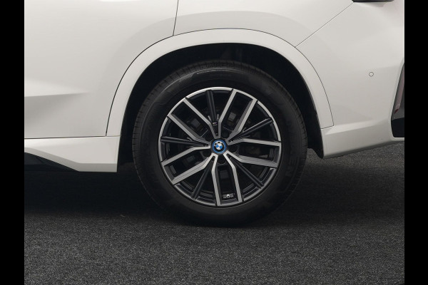 BMW X1 xDrive30e M-sport Plug in Hybrid 327pk PHEV | Adaptive Cruise | Head-up Display | 360 Camera | Carplay | Stoelen Verwarmd | Sfeerverlichting |