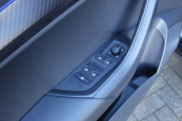 Škoda Karoq 1.5 TSI ACT 150pk Sportline Business DSG7 NL-Auto NAP Clima Cruise Navi Camera Trekhaak 1500kg