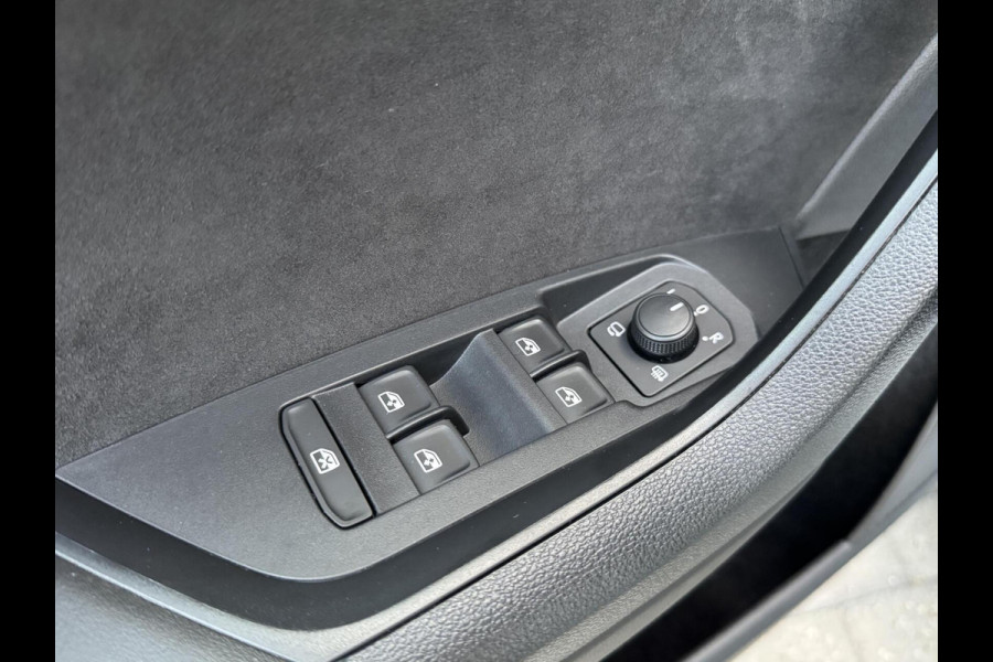 Škoda Kodiaq 1.5 TSI Sportline Automaat | Trekhaak uitklapbaar | Navigatiesysteem | Stoelverwarming | Stuurverwarming | Getint glas | Cruise