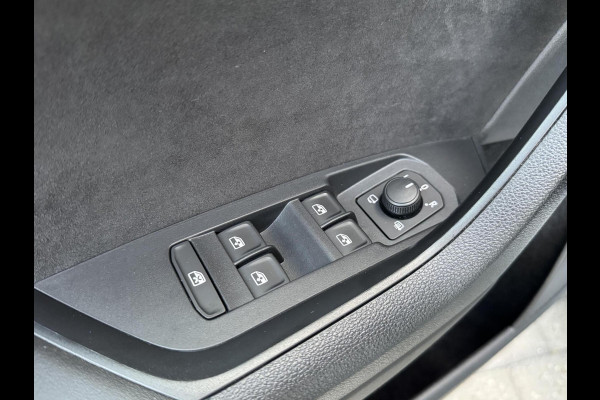 Škoda Kodiaq 1.5 TSI Sportline Automaat | Trekhaak uitklapbaar | Navigatiesysteem | Stoelverwarming | Stuurverwarming | Getint glas | Cruise