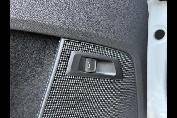 Škoda Kodiaq 1.5 TSI Sportline Automaat | Trekhaak uitklapbaar | Navigatiesysteem | Stoelverwarming | Stuurverwarming | Getint glas | Cruise