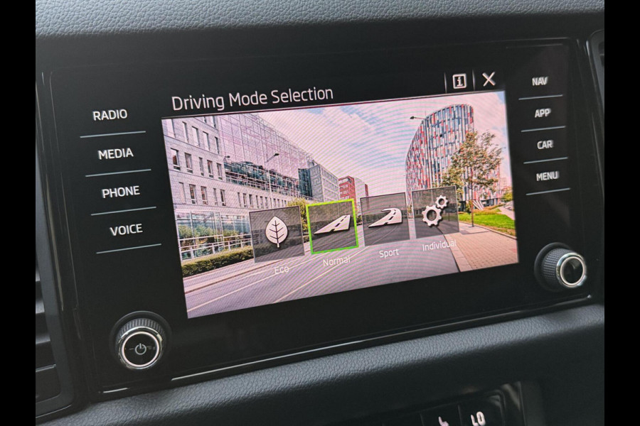 Škoda Kodiaq 1.5 TSI Sportline Automaat | Trekhaak uitklapbaar | Navigatiesysteem | Stoelverwarming | Stuurverwarming | Getint glas | Cruise