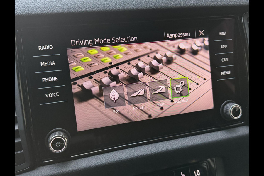Škoda Kodiaq 1.5 TSI Sportline Automaat | Trekhaak uitklapbaar | Navigatiesysteem | Stoelverwarming | Stuurverwarming | Getint glas | Cruise