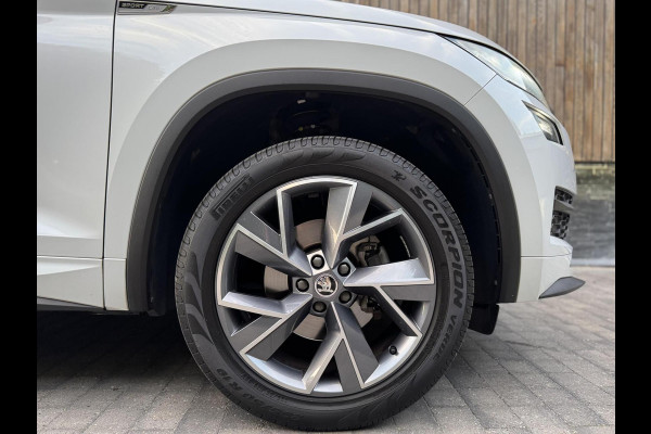 Škoda Kodiaq 1.5 TSI Sportline Automaat | Trekhaak uitklapbaar | Navigatiesysteem | Stoelverwarming | Stuurverwarming | Getint glas | Cruise