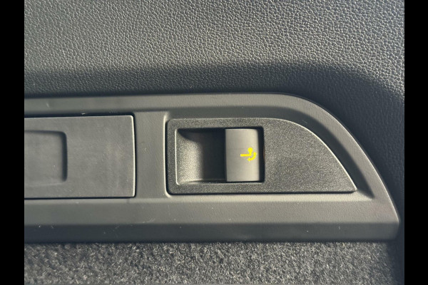 Škoda Kodiaq 1.5 TSI Sportline Automaat | Trekhaak uitklapbaar | Navigatiesysteem | Stoelverwarming | Stuurverwarming | Getint glas | Cruise