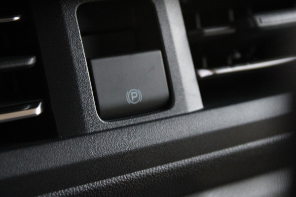 Ford Transit Custom 320 2.0 TDCI L2H1 Limited 136pk - Stoel/Stuurverwarming - Camera - Keyless - ACC - Dodehoek - Rijklaar