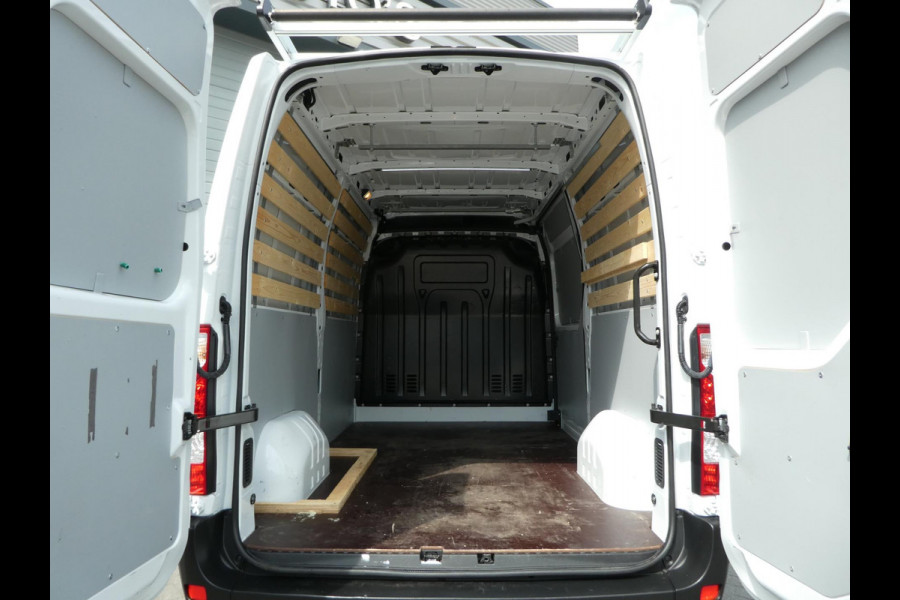 Renault Master T35 2.3 dCi 150pk, L2H2, Airco, Camera, Trekhaak, 3-Zits, PDC.