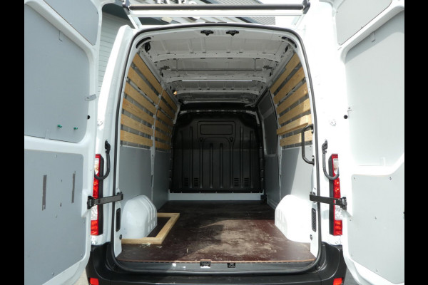 Renault Master T35 2.3 dCi 150pk, L2H2, Airco, Camera, Trekhaak, 3-Zits, PDC.