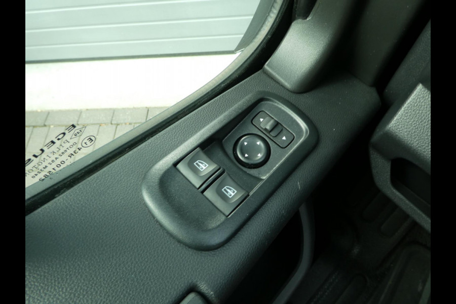 Renault Master T35 2.3 dCi 150pk, L2H2, Airco, Camera, Trekhaak, 3-Zits, PDC.