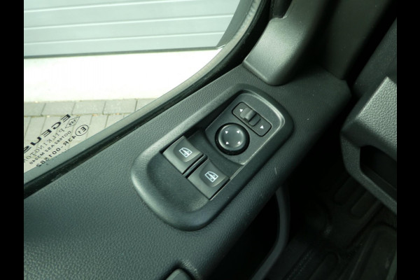Renault Master T35 2.3 dCi 150pk, L2H2, Airco, Camera, Trekhaak, 3-Zits, PDC.