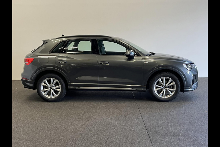 Audi Q3 35 TFSI S Line S-Tronic Aut. Panoramadak Climate control Adaptive Cruise Control Navi Full LED Trekhaak PDC VA+ Camera Carplay