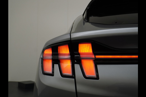 Ford Mustang Mach-E RWD 75 kWh Leer (semi-)Autopilot Navi 360-Topview-Camera Adaptive-Cruise-Control Apple Carplay Bang&Olufsen B&O 18" Elekt DAB Lane-Assist Keyless-go Autonomous Emergency Braking ESP ASR Verkeersbordherkenning Vermoeidheidsherkenning Dodehoek-Detector