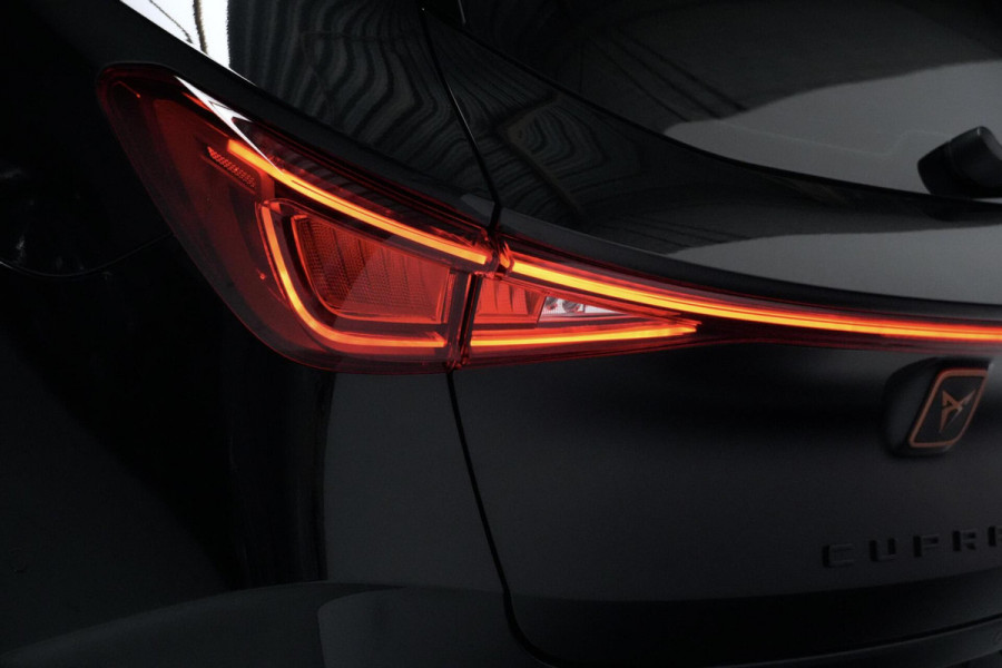CUPRA Leon Sportstourer 1.4 e-Hybrid VZ Performance 245 PK | Pano-dak | CarPlay | Acc | Stoel + Stuurverwarming | Camera | Led | Pdc |