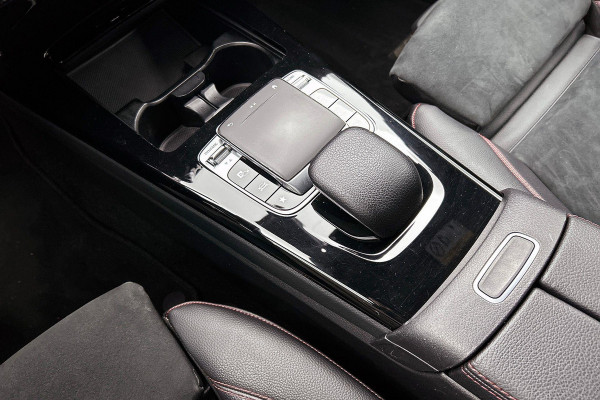 Mercedes-Benz A-Klasse 250 Premium Plus AMG-Line (Navi, Parkeersensoren V+A, StoelV, Cruise Con, Etc)