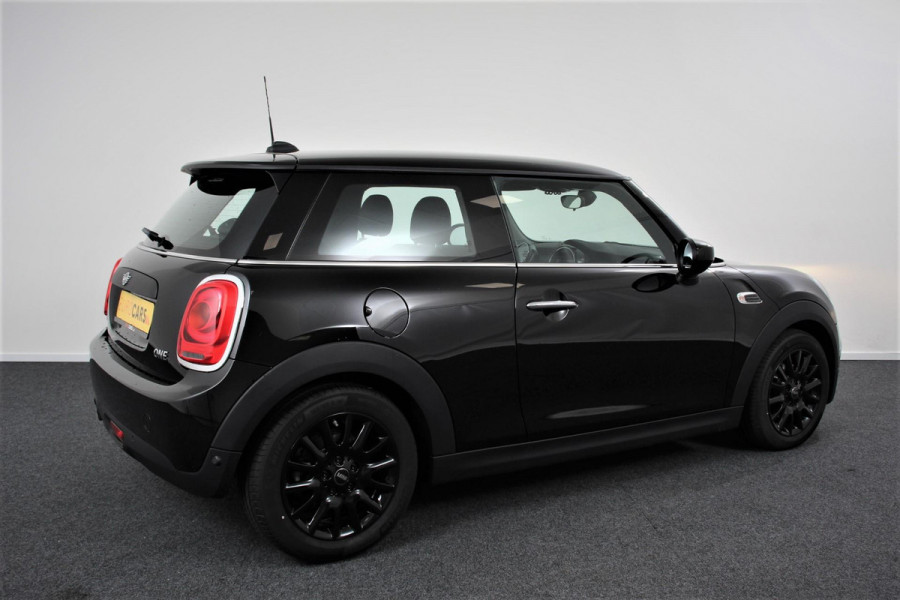MINI Mini 1.5 One Automaat Blackyard | Parkeer sensoren | Airco | Verwarmbare voorstoelen | Lichtmetalen velgen 16" black