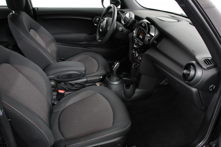 MINI Mini 1.5 One Automaat Blackyard | Parkeer sensoren | Airco | Verwarmbare voorstoelen | Lichtmetalen velgen 16" black