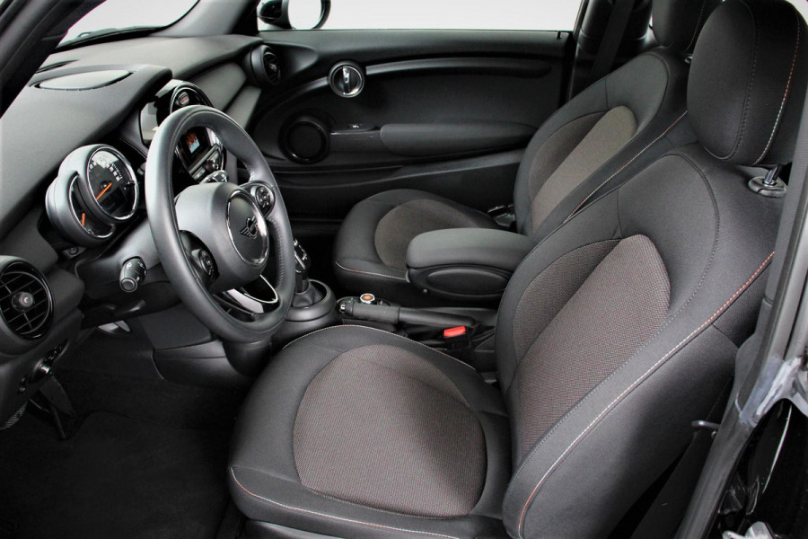 MINI Mini 1.5 One Automaat Blackyard | Parkeer sensoren | Airco | Verwarmbare voorstoelen | Lichtmetalen velgen 16" black
