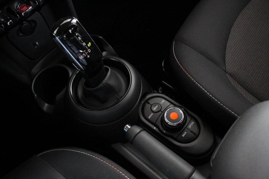 MINI Mini 1.5 One Automaat Blackyard | Parkeer sensoren | Airco | Verwarmbare voorstoelen | Lichtmetalen velgen 16" black