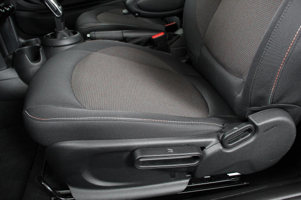 MINI Mini 1.5 One Automaat Blackyard | Parkeer sensoren | Airco | Verwarmbare voorstoelen | Lichtmetalen velgen 16" black