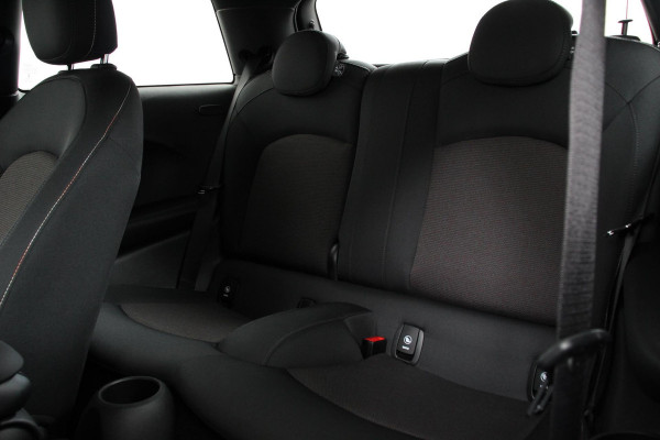 MINI Mini 1.5 One Automaat Blackyard | Parkeer sensoren | Airco | Verwarmbare voorstoelen | Lichtmetalen velgen 16" black