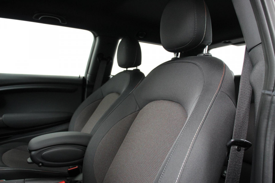MINI Mini 1.5 One Automaat Blackyard | Parkeer sensoren | Airco | Verwarmbare voorstoelen | Lichtmetalen velgen 16" black