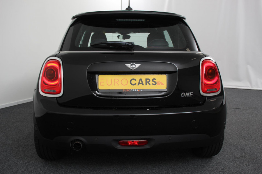 MINI Mini 1.5 One Automaat Blackyard | Parkeer sensoren | Airco | Verwarmbare voorstoelen | Lichtmetalen velgen 16" black