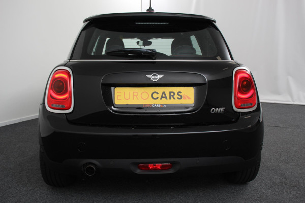 MINI Mini 1.5 One Automaat Blackyard | Parkeer sensoren | Airco | Verwarmbare voorstoelen | Lichtmetalen velgen 16" black