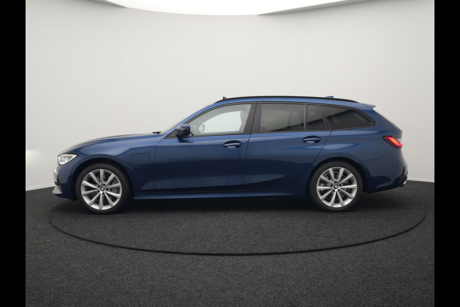 BMW 3 Serie Touring 330e Plug In Hybrid 293pk Dealer O.H PHEV | Trekhaak Af Fabriek | Panodak | Laser LED | Head Up | 360 Camera | Adaptive Cruise | Keyless | Carplay | Lederen Sportstoelen Memory & Verwarmd | Sfeerverlichting | Navigatie |