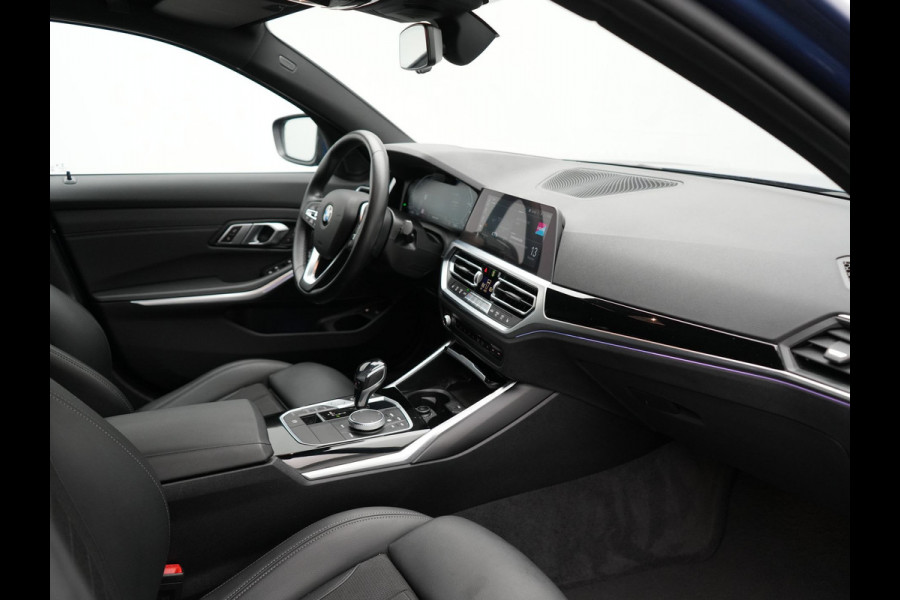BMW 3 Serie Touring 330e Plug In Hybrid 293pk Dealer O.H PHEV | Trekhaak Af Fabriek | Panodak | Laser LED | Head Up | 360 Camera | Adaptive Cruise | Keyless | Carplay | Lederen Sportstoelen Memory & Verwarmd | Sfeerverlichting | Navigatie |