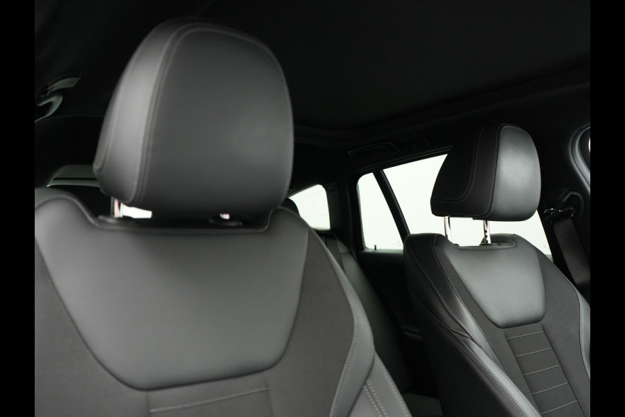 BMW 3 Serie Touring 330e Plug In Hybrid 293pk Dealer O.H PHEV | Trekhaak Af Fabriek | Panodak | Laser LED | Head Up | 360 Camera | Adaptive Cruise | Keyless | Carplay | Lederen Sportstoelen Memory & Verwarmd | Sfeerverlichting | Navigatie |