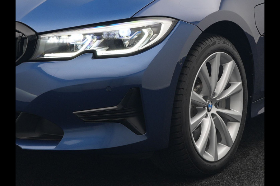 BMW 3 Serie Touring 330e Plug In Hybrid 293pk Dealer O.H PHEV | Trekhaak Af Fabriek | Panodak | Laser LED | Head Up | 360 Camera | Adaptive Cruise | Keyless | Carplay | Lederen Sportstoelen Memory & Verwarmd | Sfeerverlichting | Navigatie |