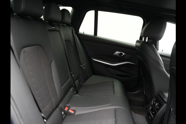 BMW 3 Serie Touring 330e Plug In Hybrid 293pk Dealer O.H PHEV | Trekhaak Af Fabriek | Panodak | Laser LED | Head Up | 360 Camera | Adaptive Cruise | Keyless | Carplay | Lederen Sportstoelen Memory & Verwarmd | Sfeerverlichting | Navigatie |