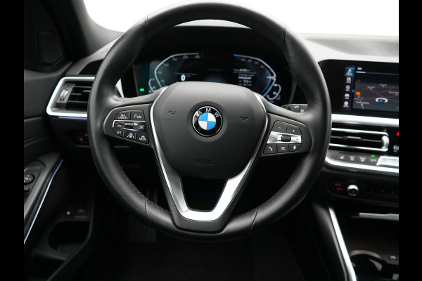 BMW 3 Serie Touring 330e Plug In Hybrid 293pk Dealer O.H PHEV | Trekhaak Af Fabriek | Panodak | Laser LED | Head Up | 360 Camera | Adaptive Cruise | Keyless | Carplay | Lederen Sportstoelen Memory & Verwarmd | Sfeerverlichting | Navigatie |