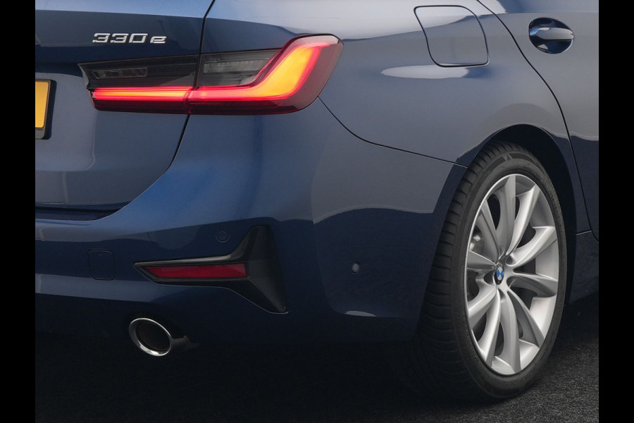 BMW 3 Serie Touring 330e Plug In Hybrid 293pk Dealer O.H PHEV | Trekhaak Af Fabriek | Panodak | Laser LED | Head Up | 360 Camera | Adaptive Cruise | Keyless | Carplay | Lederen Sportstoelen Memory & Verwarmd | Sfeerverlichting | Navigatie |