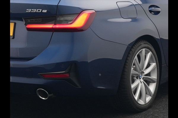 BMW 3 Serie Touring 330e Plug In Hybrid 293pk Dealer O.H PHEV | Trekhaak Af Fabriek | Panodak | Laser LED | Head Up | 360 Camera | Adaptive Cruise | Keyless | Carplay | Lederen Sportstoelen Memory & Verwarmd | Sfeerverlichting | Navigatie |