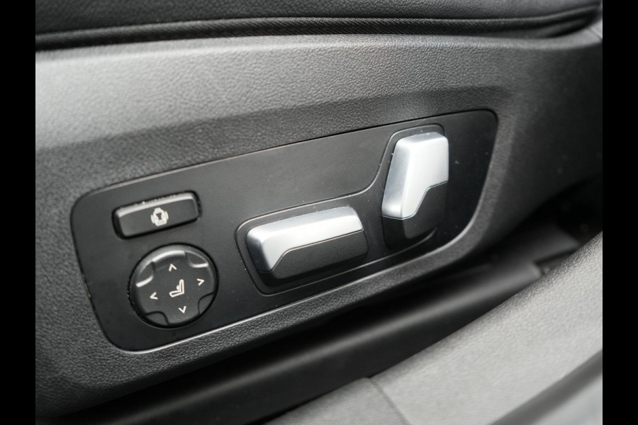 BMW 3 Serie Touring 330e Plug In Hybrid 293pk Dealer O.H PHEV | Trekhaak Af Fabriek | Panodak | Laser LED | Head Up | 360 Camera | Adaptive Cruise | Keyless | Carplay | Lederen Sportstoelen Memory & Verwarmd | Sfeerverlichting | Navigatie |