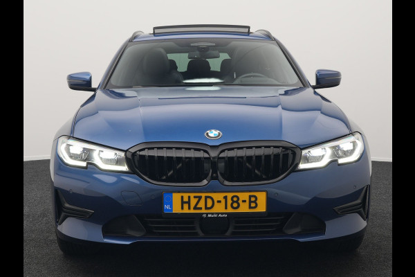 BMW 3 Serie Touring 330e Plug In Hybrid 293pk Dealer O.H PHEV | Trekhaak Af Fabriek | Panodak | Laser LED | Head Up | 360 Camera | Adaptive Cruise | Keyless | Carplay | Lederen Sportstoelen Memory & Verwarmd | Sfeerverlichting | Navigatie |