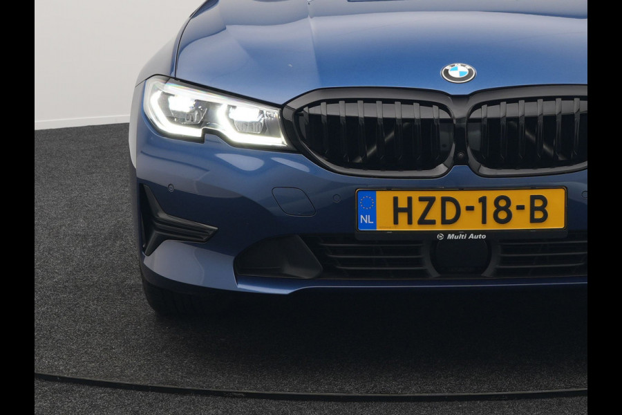 BMW 3 Serie Touring 330e Plug In Hybrid 293pk Dealer O.H PHEV | Trekhaak Af Fabriek | Panodak | Laser LED | Head Up | 360 Camera | Adaptive Cruise | Keyless | Carplay | Lederen Sportstoelen Memory & Verwarmd | Sfeerverlichting | Navigatie |