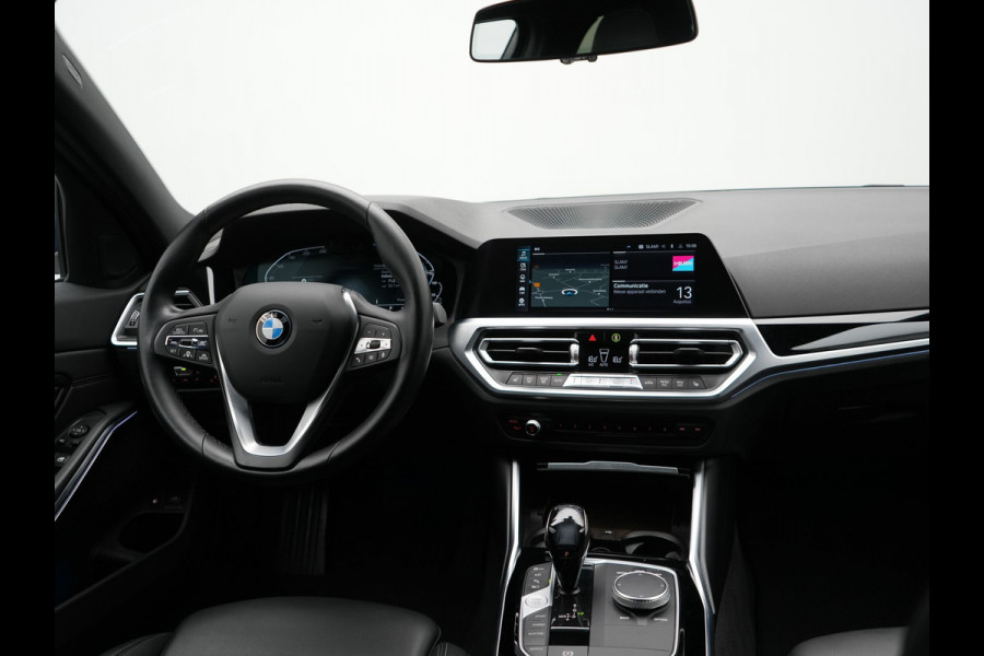 BMW 3 Serie Touring 330e Plug In Hybrid 293pk Dealer O.H PHEV | Trekhaak Af Fabriek | Panodak | Laser LED | Head Up | 360 Camera | Adaptive Cruise | Keyless | Carplay | Lederen Sportstoelen Memory & Verwarmd | Sfeerverlichting | Navigatie |