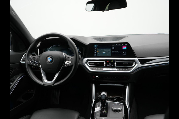 BMW 3 Serie Touring 330e Plug In Hybrid 293pk Dealer O.H PHEV | Trekhaak Af Fabriek | Panodak | Laser LED | Head Up | 360 Camera | Adaptive Cruise | Keyless | Carplay | Lederen Sportstoelen Memory & Verwarmd | Sfeerverlichting | Navigatie |