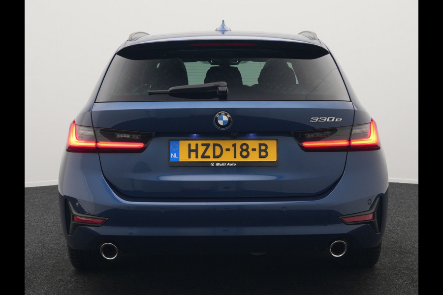 BMW 3 Serie Touring 330e Plug In Hybrid 293pk Dealer O.H PHEV | Trekhaak Af Fabriek | Panodak | Laser LED | Head Up | 360 Camera | Adaptive Cruise | Keyless | Carplay | Lederen Sportstoelen Memory & Verwarmd | Sfeerverlichting | Navigatie |