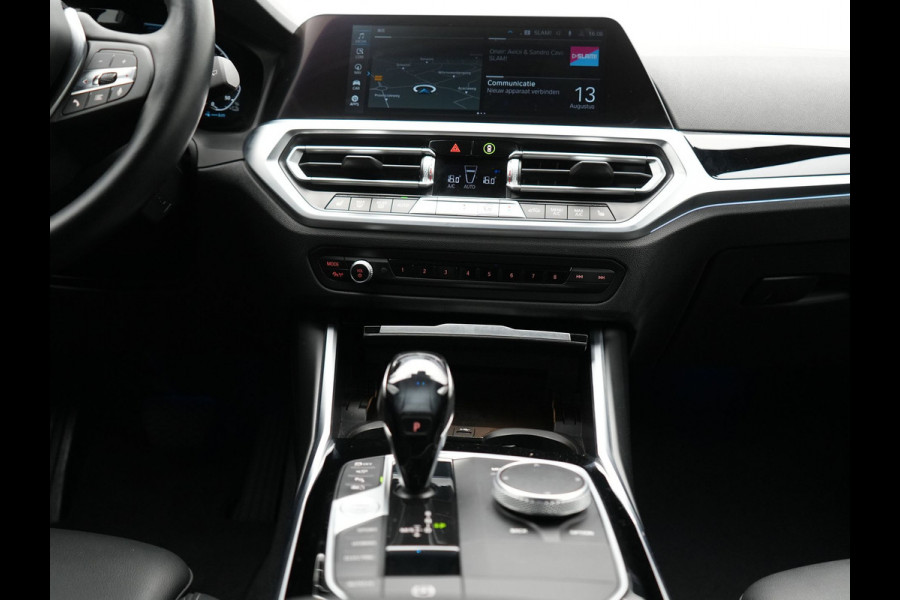 BMW 3 Serie Touring 330e Plug In Hybrid 293pk Dealer O.H PHEV | Trekhaak Af Fabriek | Panodak | Laser LED | Head Up | 360 Camera | Adaptive Cruise | Keyless | Carplay | Lederen Sportstoelen Memory & Verwarmd | Sfeerverlichting | Navigatie |