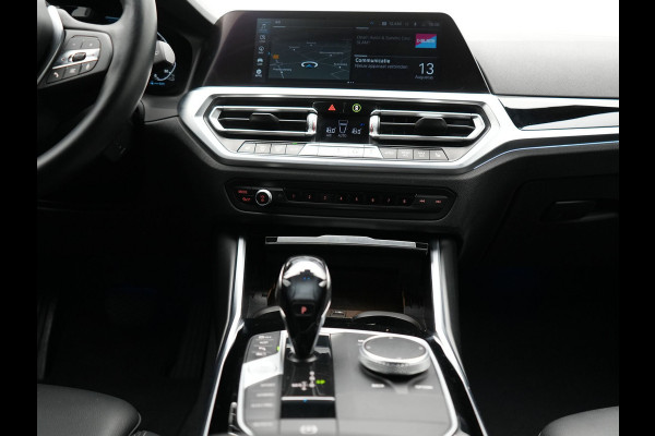 BMW 3 Serie Touring 330e Plug In Hybrid 293pk Dealer O.H PHEV | Trekhaak Af Fabriek | Panodak | Laser LED | Head Up | 360 Camera | Adaptive Cruise | Keyless | Carplay | Lederen Sportstoelen Memory & Verwarmd | Sfeerverlichting | Navigatie |