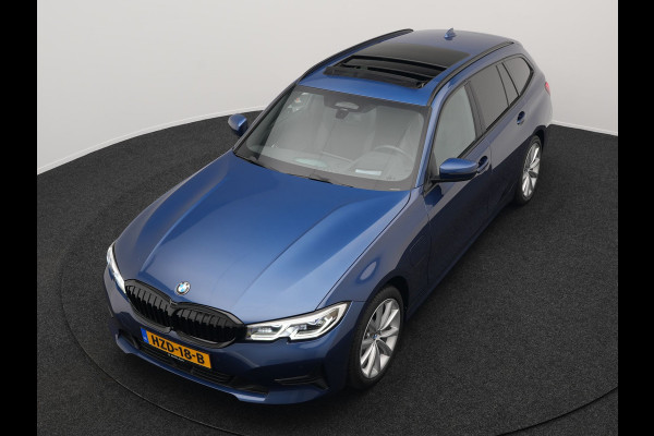 BMW 3 Serie Touring 330e Plug In Hybrid 293pk Dealer O.H PHEV | Trekhaak Af Fabriek | Panodak | Laser LED | Head Up | 360 Camera | Adaptive Cruise | Keyless | Carplay | Lederen Sportstoelen Memory & Verwarmd | Sfeerverlichting | Navigatie |